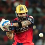 Virat Kohli hitting a four to complete 800 boundaries in IPL history.